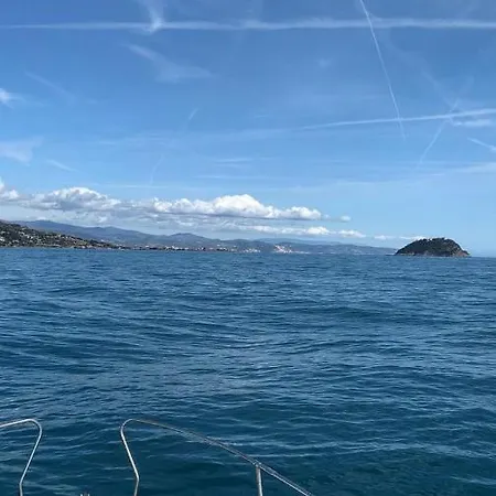 Aloha Jak's Boat Botel