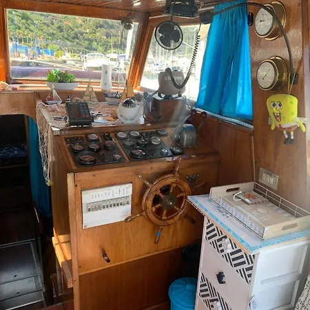 Botel Aloha Jak's Boat *