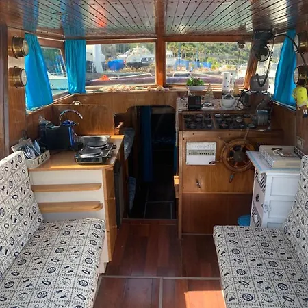Botel Aloha Jak's Boat *