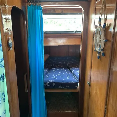 Aloha Jak's Boat Botel