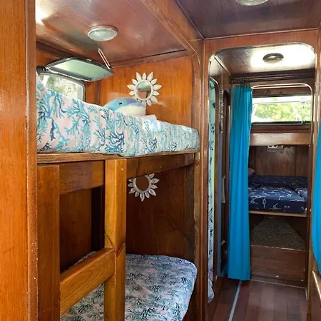 Botel Aloha Jak's Boat