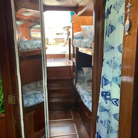 Aloha Jak's Boat Botel