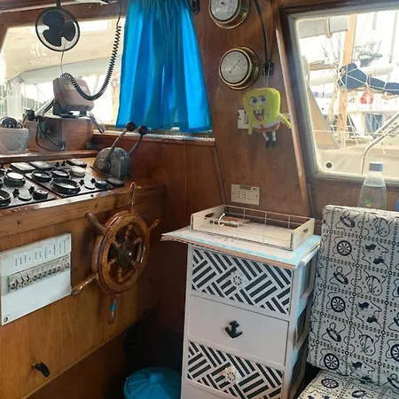 Botel Aloha Jak's Boat *