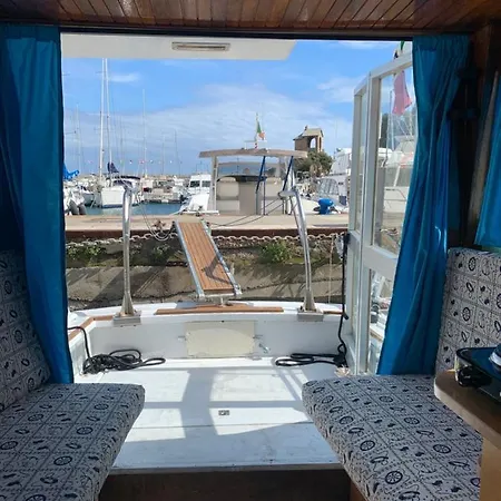 Aloha Jak's Boat Botel Alassio