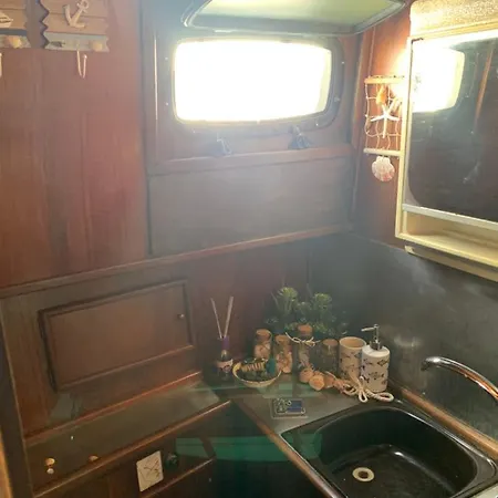 Aloha Jak's Boat Botel *