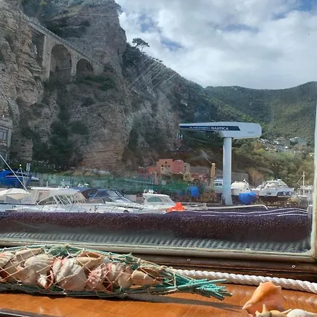 Botel Aloha Jak's Boat *