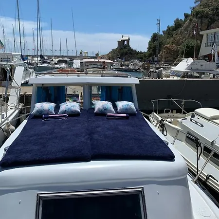 Aloha Jak's Boat Bådhotel *