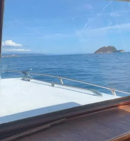 Aloha Jak's Boat Bådhotel *