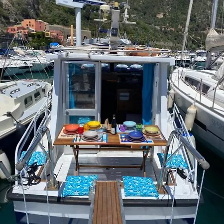Aloha Jak's Boat Úszó hotel Alassio