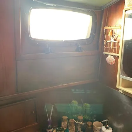 Úszó hotel Aloha Jak's Boat Alassio