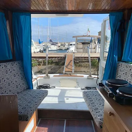 Úszó hotel Aloha Jak's Boat *
