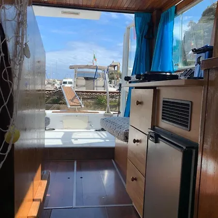 Aloha Jak's Boat Bådhotel Alassio