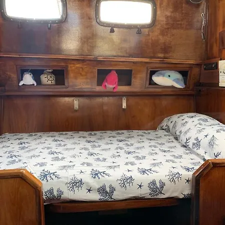 Úszó hotel Aloha Jak's Boat Alassio