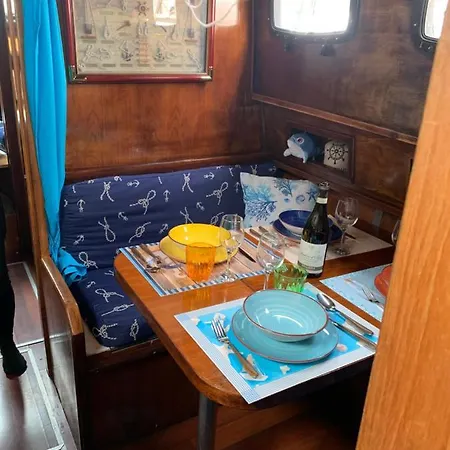 Aloha Jak's Boat Bådhotel Alassio